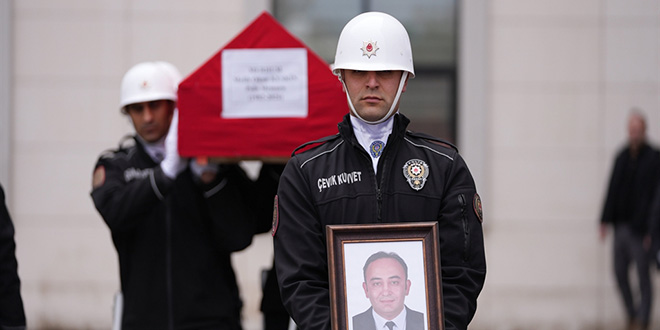 Ara� muayene istasyonundaki kavgada fenala�an polis memuru hayat�n� kaybetti - Son Dakika Haber