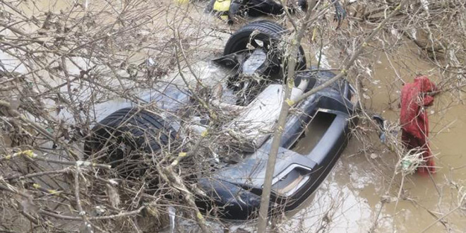 �zmir'de otomobil dereye u�tu: 2 k�z karde� hayat�n� kaybetti