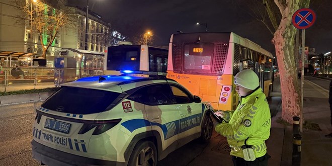 �stanbul'da �ETT otob�s�n�n �arpt��� yaya yaraland� - Son Dakika Haber