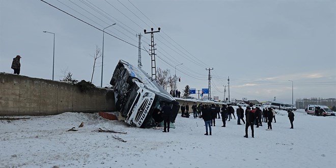 A�r�'da otob�s devrildi: 16 yaral�