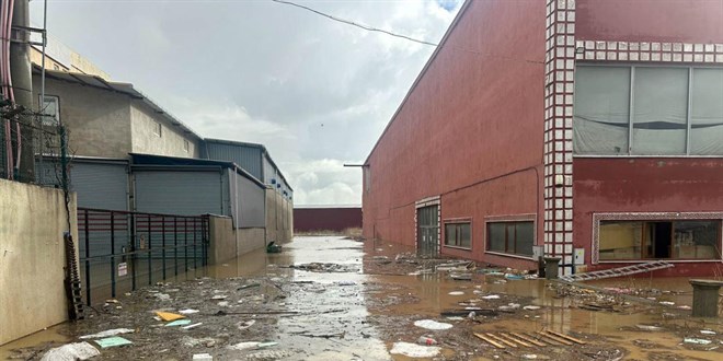 U�ak'ta tar�m arazilerini ve i� yerlerini su bast� - Son Dakika Haber