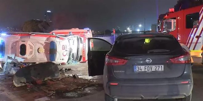 Ambulans ile cip kafa kafaya �arp��t�: 2'si sa�l�k personeli 3 yaral�