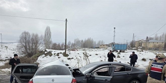 Bing�l'de iki otomobil �arp��t�: 2 �l�, 4 yaral�