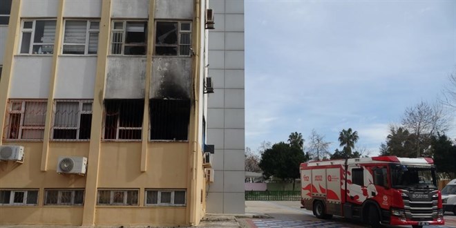 Antalya'da ilkokulda yang�n ��kt�: ��renciler tahliye edildi