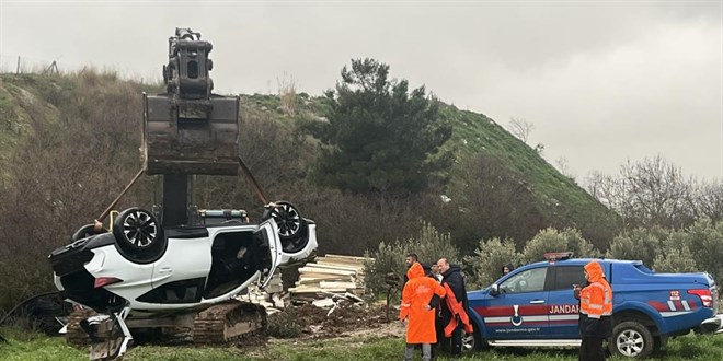 2 k�z karde�in dere yata��na d��en otomobilde �l�m�nde s�r�c� tutukland� - Son Dakika Haber