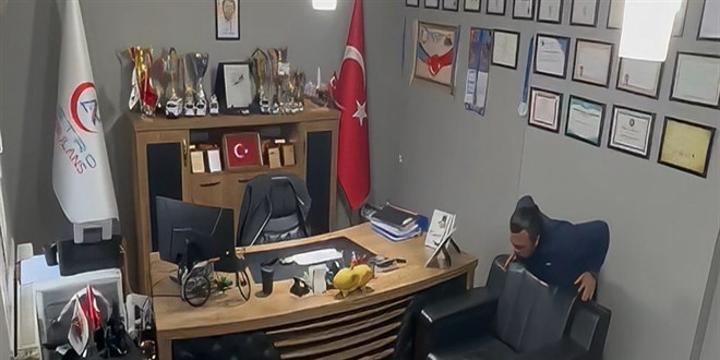 Bo�az�na yemek ka�an sa�l�k �al��an� kendi hayat�n� kurtard�