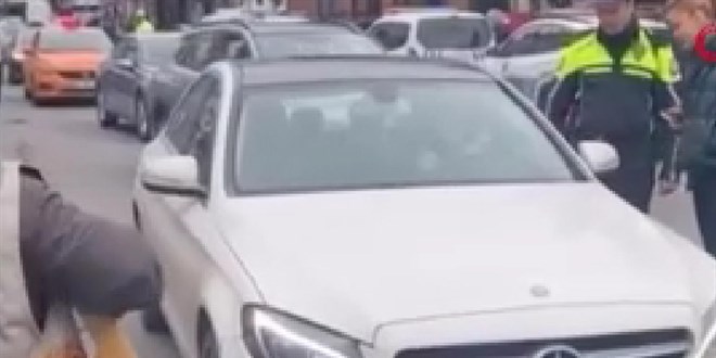 Trafikte garip olay: Durdu�u arac�nda dans etmeye ba�lad� - Son Dakika Haber