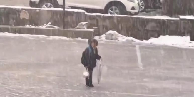 Kar alt�nda �stiklal Mar��'n� okuyan �ocuk y�rekleri �s�tt� - Son Dakika Haber