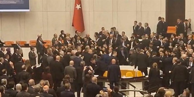 TBMM'de iki yeni bakan�n yemininde yumruklu kavga