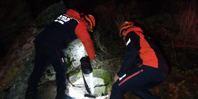 Define bulmak i�in girdikleri sarn��ta mahsur kald�lar