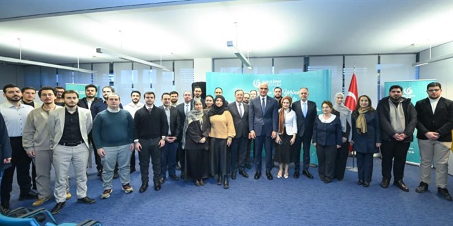 Bakan Ersoy, Berlin'de T�rk�e ��renen gen�lerle bulu�tu