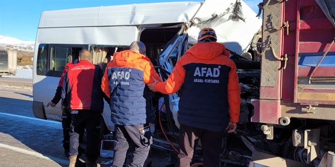 Kayseri'de okul servisinin t�rla �arp��t�: 1 �l�, 7 yaral� - Son Dakika Haber