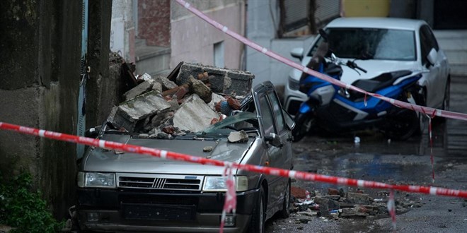 �zmir'de bir binadaki iki balkon otomobilin �zerine ��kt� - Son Dakika Haber