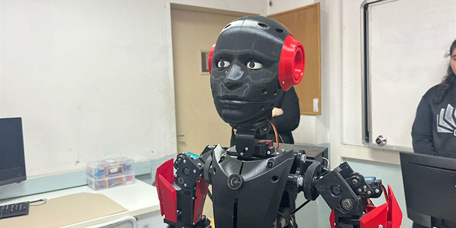 ��rencilerin geli�tirdi�i 'Altan' robot, onlarla sohbet edip rehberlik yap�yor - Son Dakika Haber