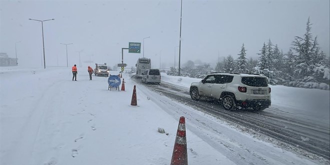 Erciyes Kayak Merkezi yolu yo�un kar ya���� nedeniyle trafi�e kapat�ld�