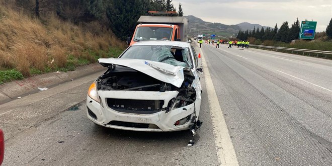 Otoyolda temizlik yapan personellere otomobil �arpt�: 1 �l�