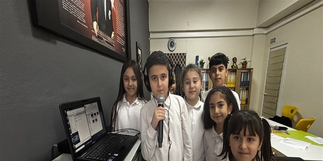 �lkokul radyosu: M�d�r yard�mc�s�n�n odas�nda bir masa ile ba�lad�!