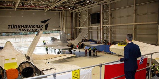 3 KAAN yan yana: �kinci prototip ve statik test u�a�� bir arada