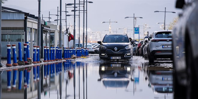 �zmir'e 44 g�nde ge�en y�l�n toplam�ndan fazla ya��� d��t� - Son Dakika Haber