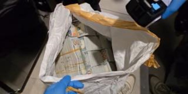 �stanbul'da araban�n bagaj�nda b�rak�lan 30 milyon dolar �al�nd�