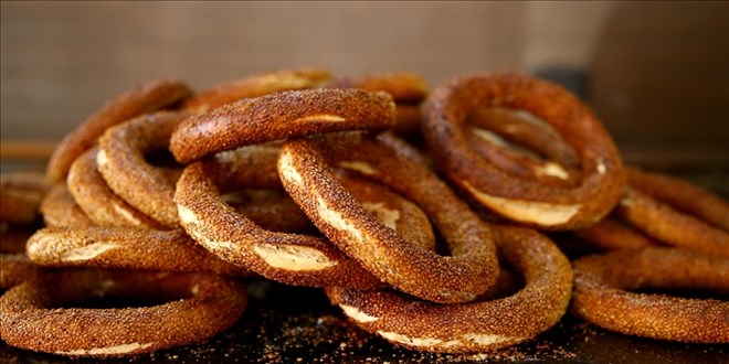 Simit yerken fenala�an kad�n �ld�