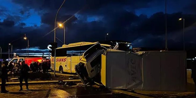 Yolcu otob�s� ile kamyonet �arp��t�: 5 yaral� - Son Dakika Haber