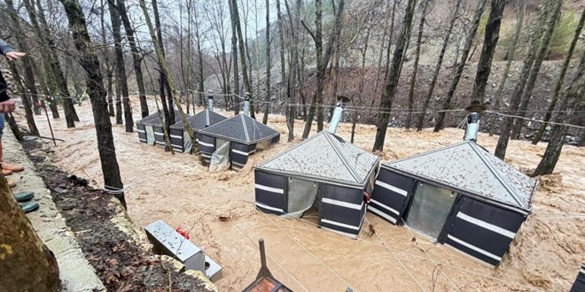 Meteoroloji'den 4 uyar� birden: Sel, f�rt�na, ��� ve toz ta��n�m� - Son Dakika Haber