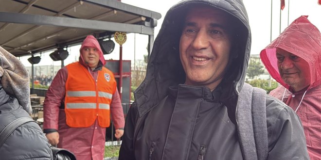 �ndirim i�in geceden �ad�r kurup 8 saat ya�mur alt�nda beklediler