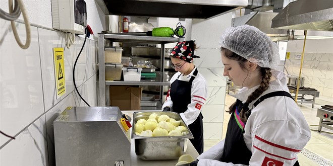 Okul de�il 'turizm fabrikas�': Mezun olmadan 5 y�ld�zl� kariyer f�rsat�!