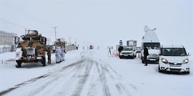 Van'da ��� nedeniyle 12 g�nd�r kapal� olan yol a��ld� - Son Dakika Haber