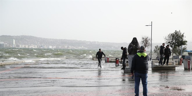 �zmir'de f�rt�na nedeniyle deniz ta�t�