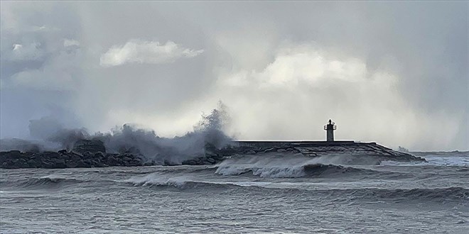 �stanbul i�in kuvvetli r�zgar ve f�rt�na uyar�s�