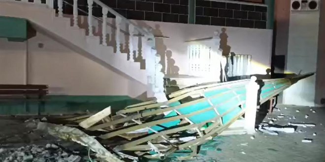 Manisa'y� f�rt�na vurdu: Minarenin k�lah� devrildi, �at�lar u�tu, a�a�lar devrildi