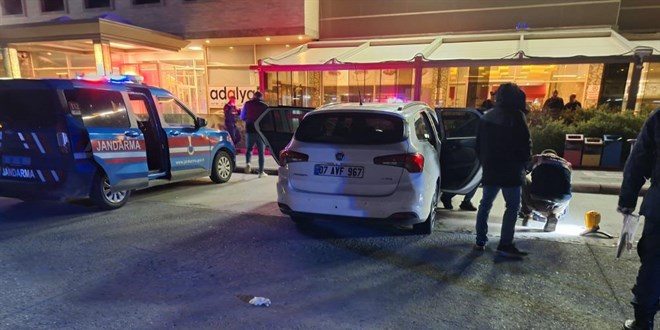 Dinlenme tesisinde park halinde olan otomobilden ceset ��kt� - Son Dakika Haber