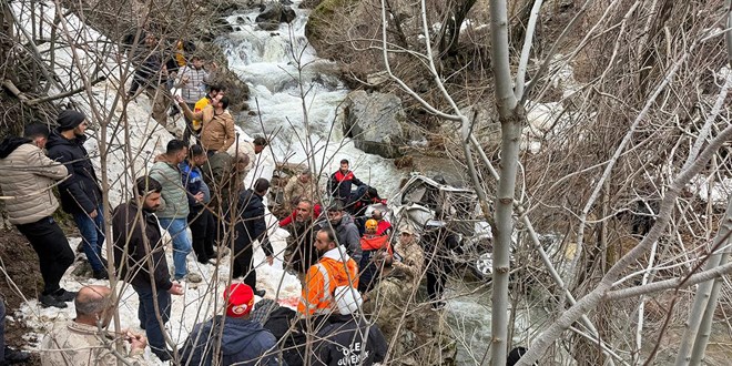 Hafif ticari ara� dereye d��t�: 3 �l�, 5 yaral�