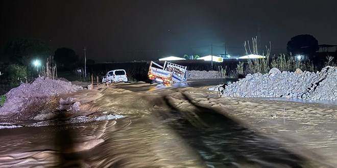 Manisa'da dere ta�t�, iki ara� suda mahsur kald� - Son Dakika Haber