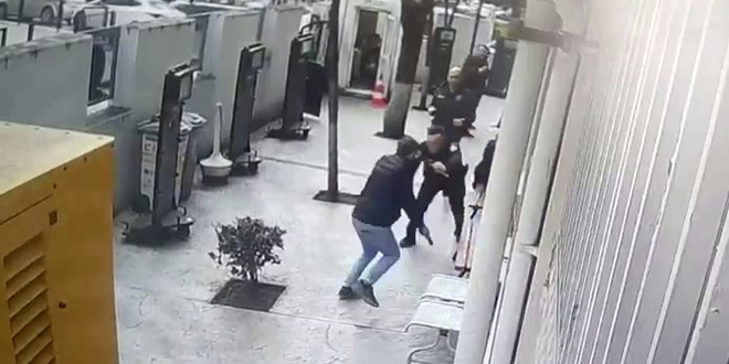 Karakol bah�esinde deh�et: Polisin silah�n� kap�p kendini vurdu!