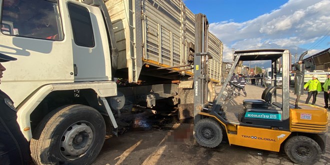 Tamir ettikleri kamyonun kasas� �zerlerine d��t�: 2 �l� - Son Dakika Haber