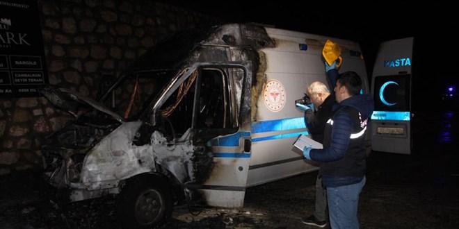 Ambulans alev ald�: �of�r, hasta ve yak�nlar�n� kurtard�