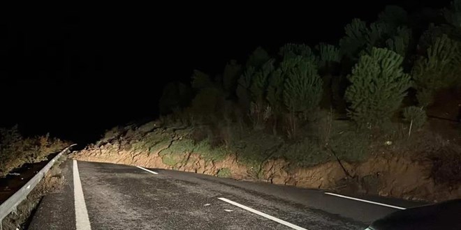 �stanbul-�zmir Otoyolu heyelan nedeniyle ula��ma kapat�ld�