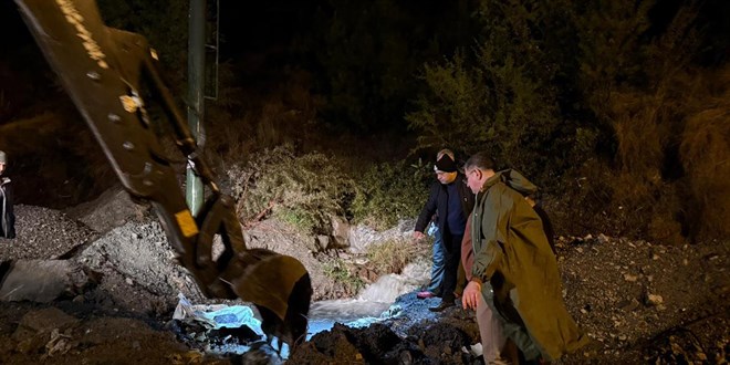 Hatay'da toprak kayd�, ev ve otomobil zarar g�rd� - Son Dakika Haber