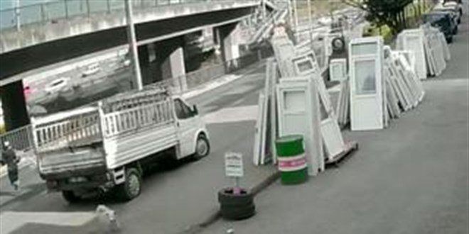 Sahipsiz k�pe�in kovalad��� �niversite ��rencisine otob�s �arpt� - Son Dakika Haber