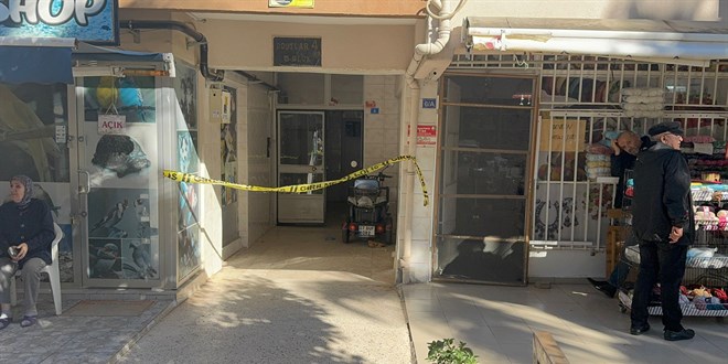 Antalya'da bir evde 2 ki�i �l� bulundu