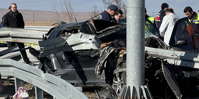 Karaman'da otomobilin bariyere �arpt��� kazada 2 ki�i �ld�