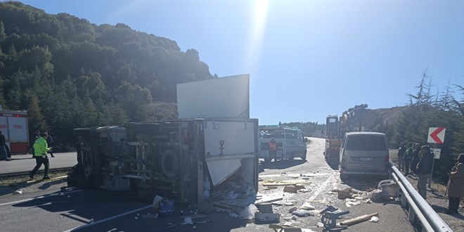 Kamyonetin minivana �arpt��� kazada baba ile o�lu �ld� - Son Dakika Haber