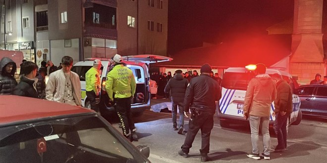 Teravih namaz�na giderken otomobilin �arpt��� kad�n hayat�n� kaybetti