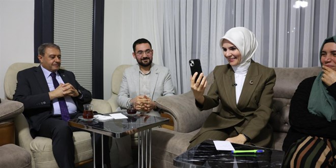 Bakan G�kta� depremzede gen� i�in k�z istedi