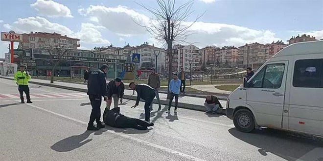 Minib�s�n �arpmas� ile 32 metre ileri f�rlayan yaya �ld� - Son Dakika Haber