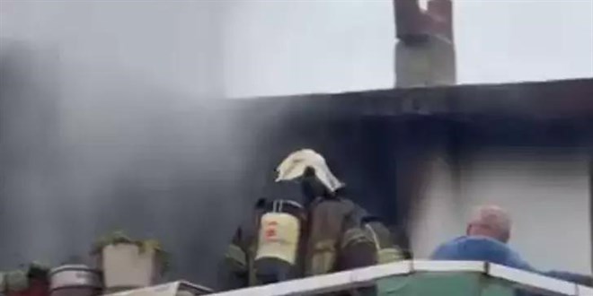 �zmir'de ev yang�n�: 1 �l�, 1 yaral�