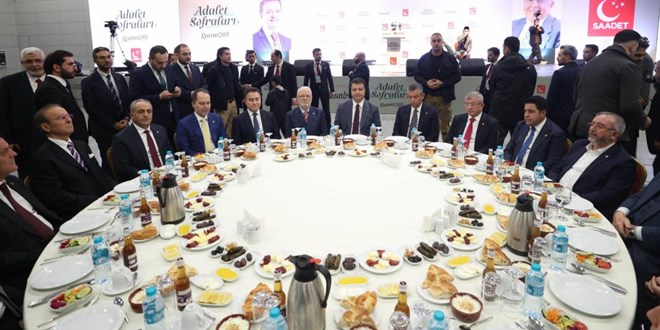Saadet Partisi'nden �stanbul'da Adalet Sofras� iftar�